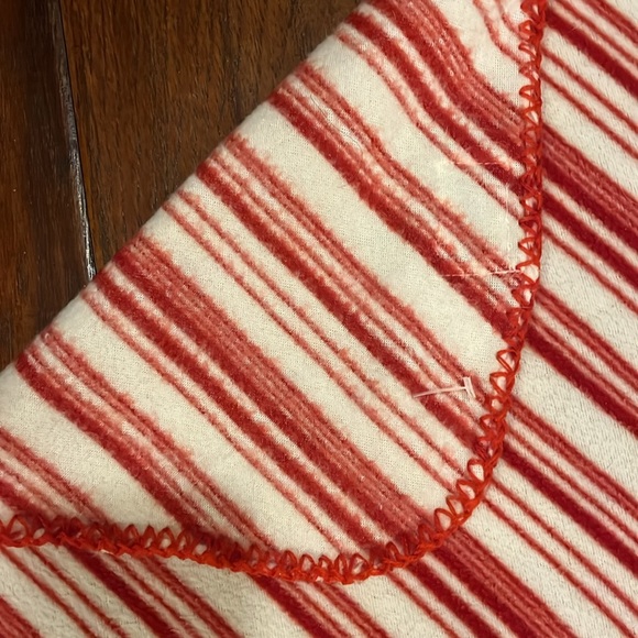 2 Like NEW Roundy Apparel 60”x48” Soft Fleece Holiday Blankets. - Picture 5 of 16